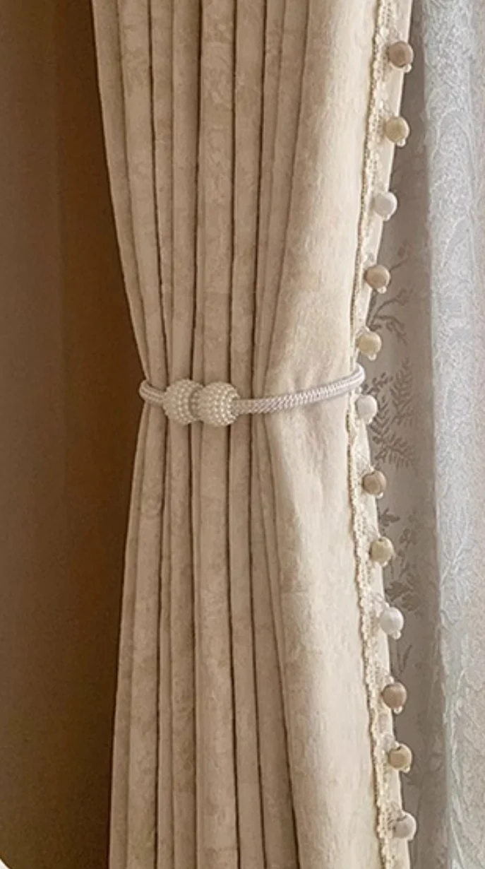 Rideau occultant beige velours jacquard floral bordure pompons perles