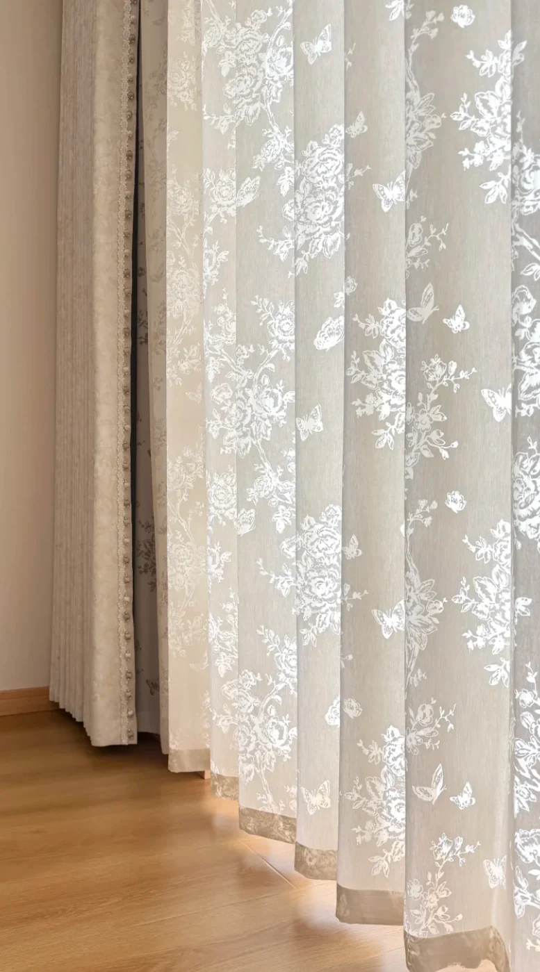 Voilage brodé beige motif roses et papillons style romantique