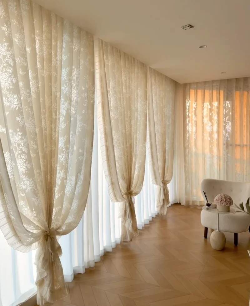 Voilage brodé beige motif roses et papillons style romantique