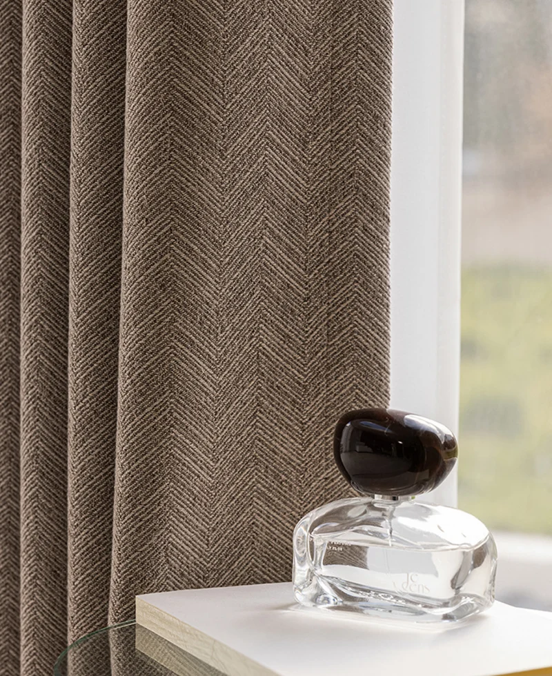 Rideau occultant gris taupe chenille chevrons herringbone salon