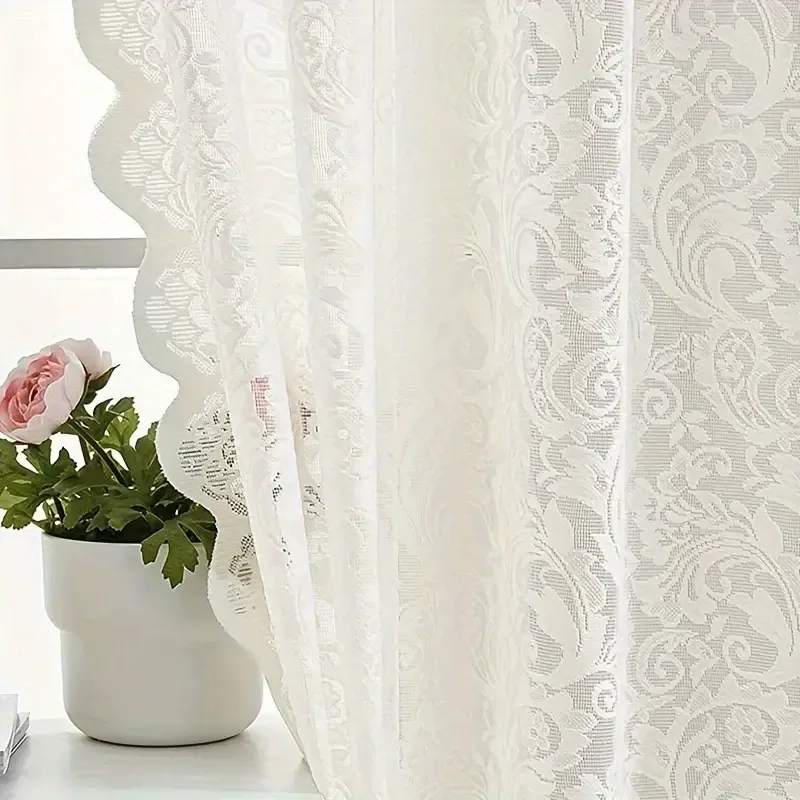 Weißer, transparenter Vorhang mit eleganten Mustern