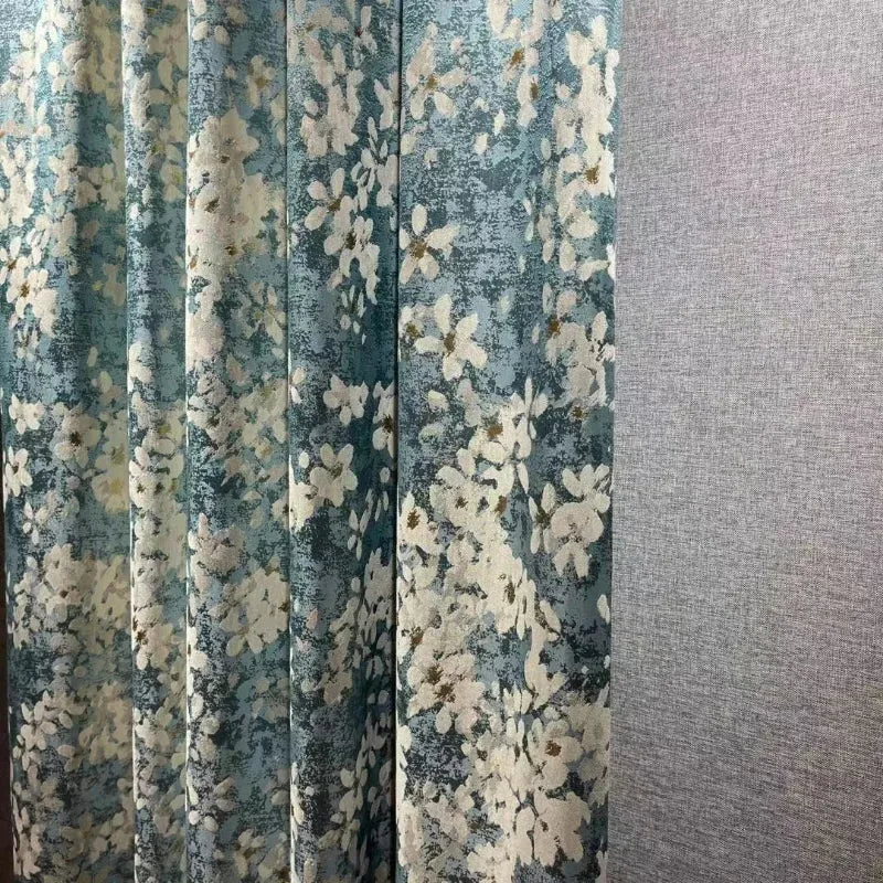 Romantischer blau-weißer Vorhang