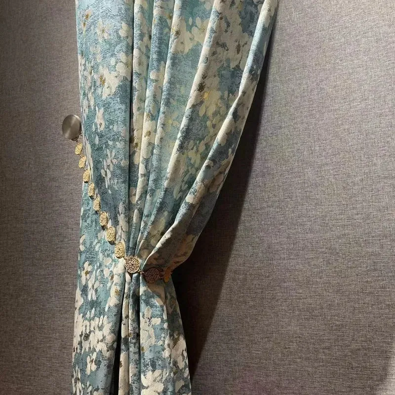 Romantischer blau-weißer Vorhang