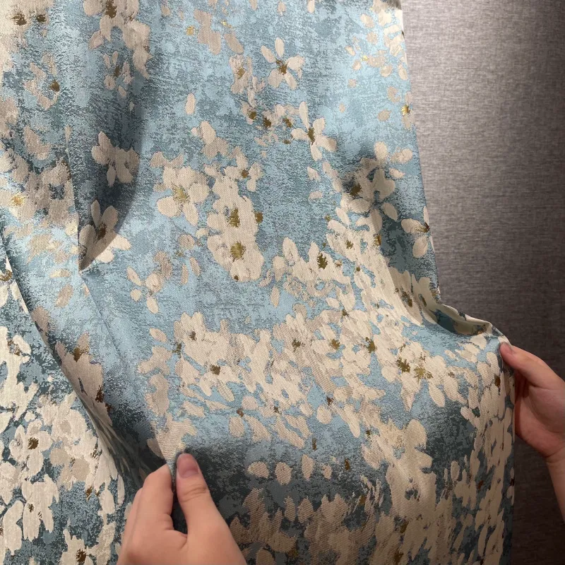 Romantischer blau-weißer Vorhang