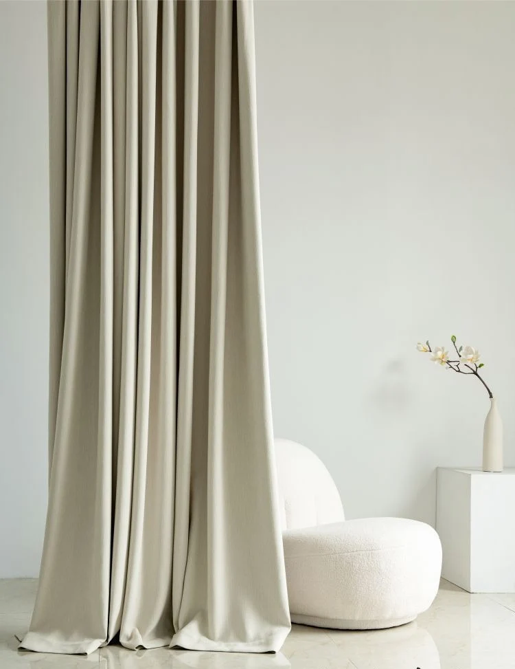 Vorhang aus cremefarbenem Chenille