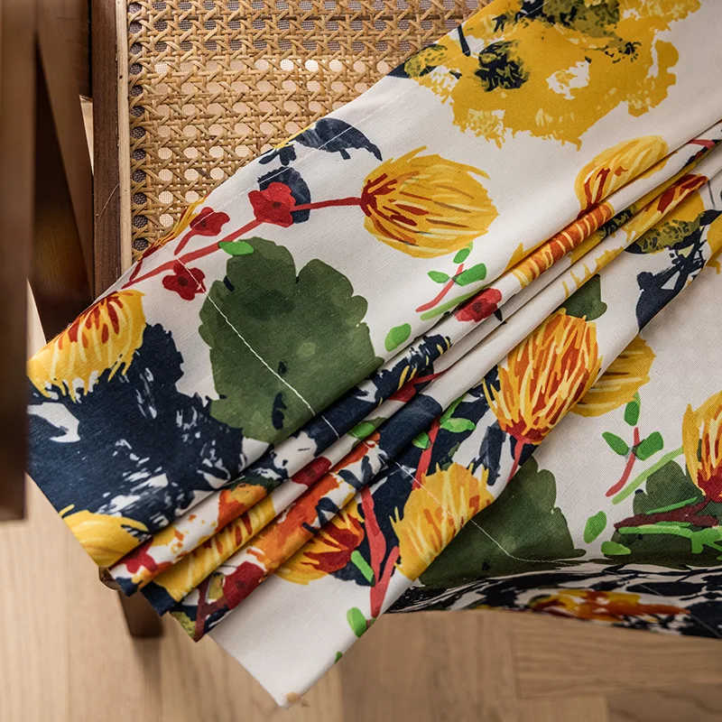 Gelber Vorhang mit Blumenmuster