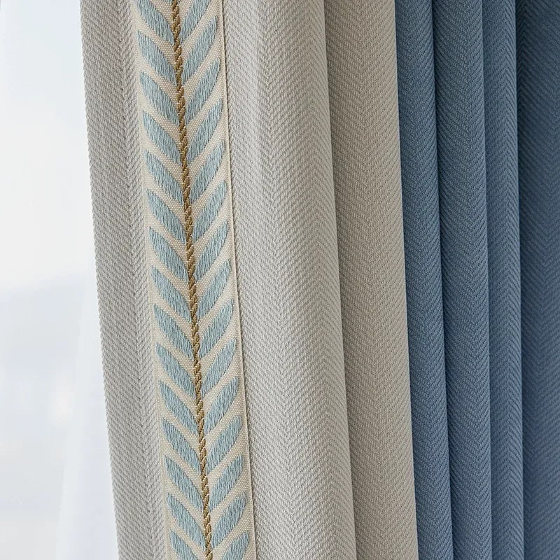 Blauer und weißer Vorhang