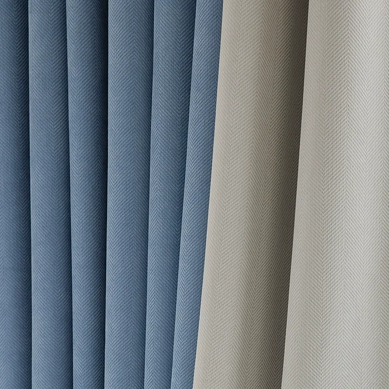 Blauer und weißer Vorhang