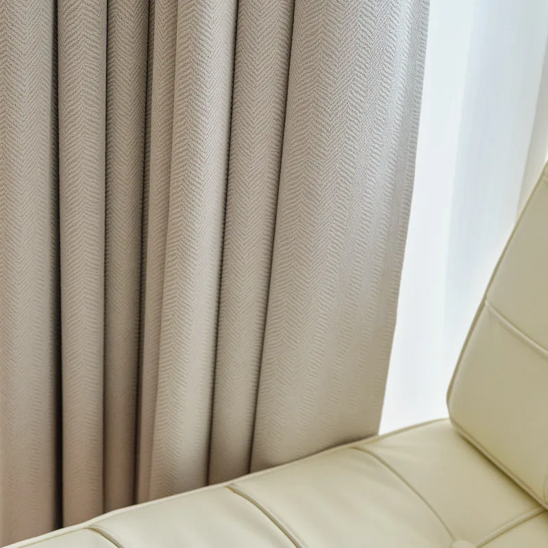 Eleganter cremefarbener Vorhang