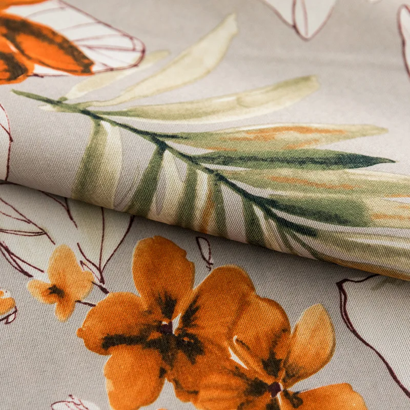 Grauer Vorhang mit orangefarbenen Blumenmustern