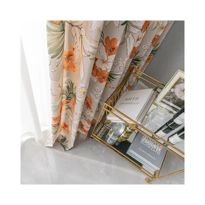 Grauer Vorhang mit orangefarbenen Blumenmustern