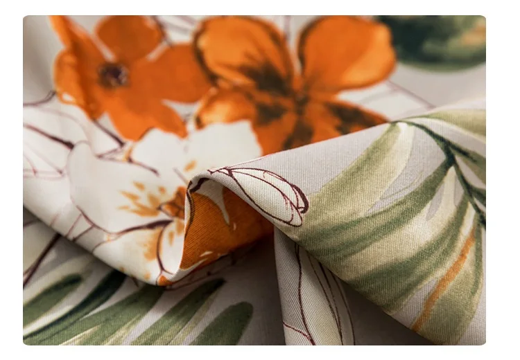 Grauer Vorhang mit orangefarbenen Blumenmustern