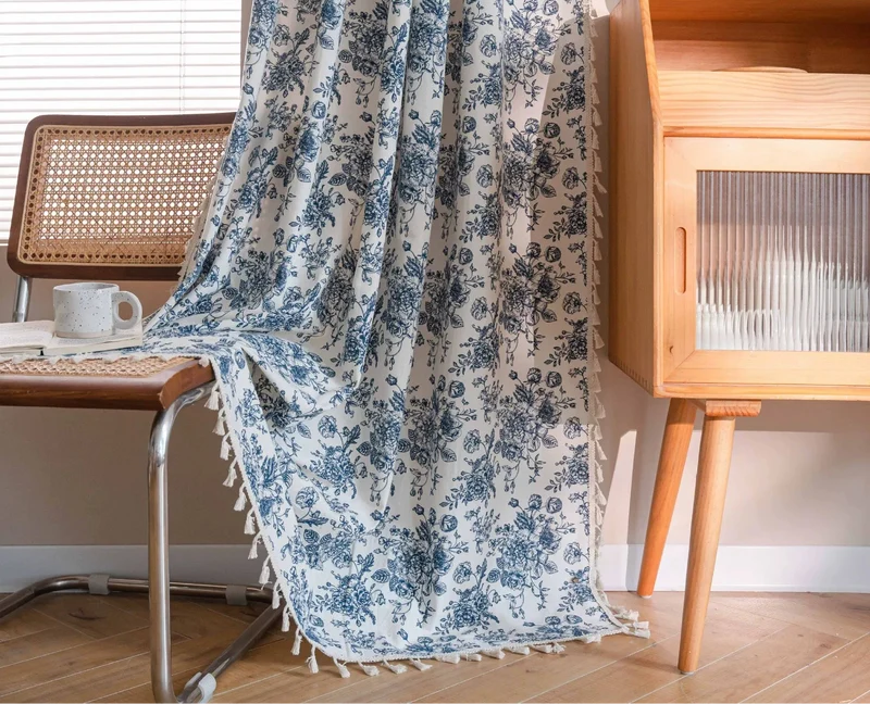 Moderner weißer und blauer Vorhang