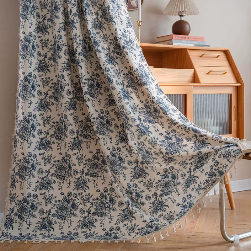Moderner weißer und blauer Vorhang