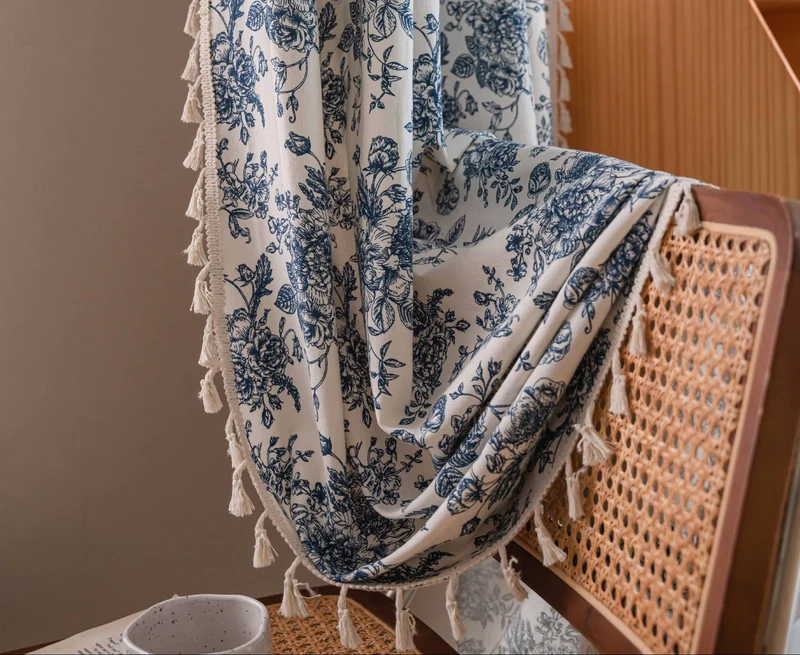 Moderner weißer und blauer Vorhang