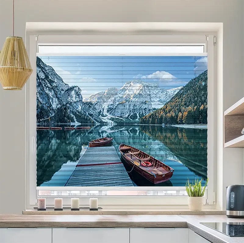 Wabenplissee Motiv "Steg mit Booten im Gebirgssee"