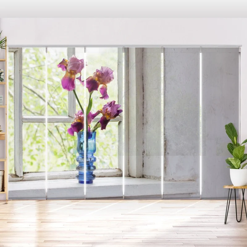 Schiebegardine Motiv "Iris Vase am Fenster"